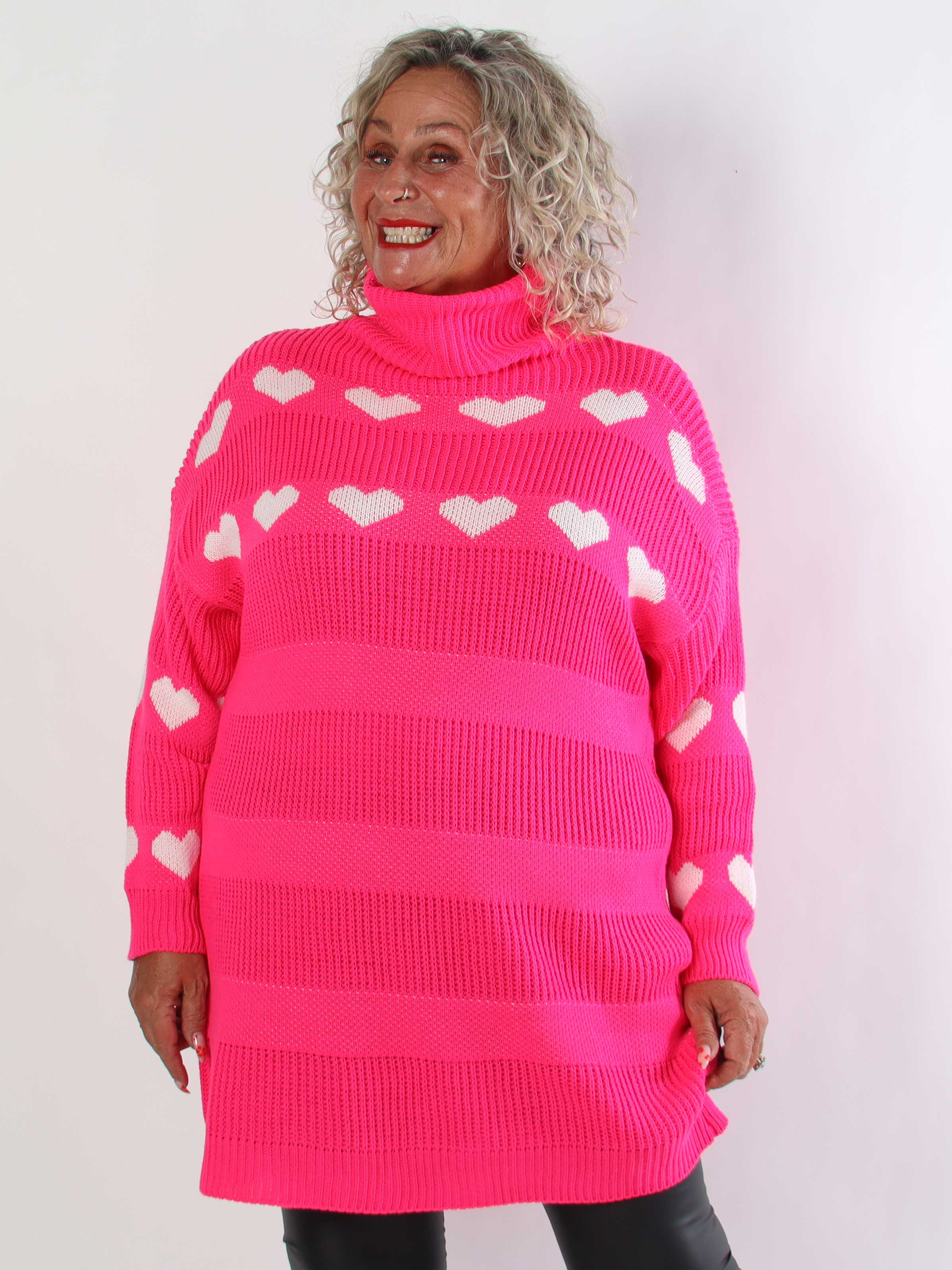 Wendy - Plus size strikkjole med fine hjerter og klassisk rullekrave